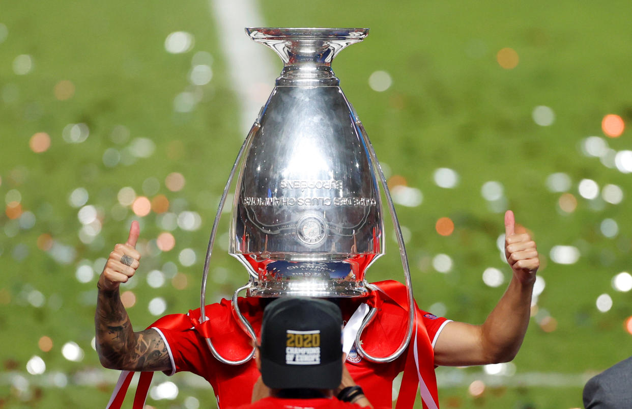 Augen zu und durch. Für Bayern München endete das seltsame Sportjahr immerhin mit fünf Trophäen, unter anderem dem Champions-League-Pokal, hier auf dem Kopf von Lucas Hernandez. (Bild: REUTERS/Matthew Childs/Pool)