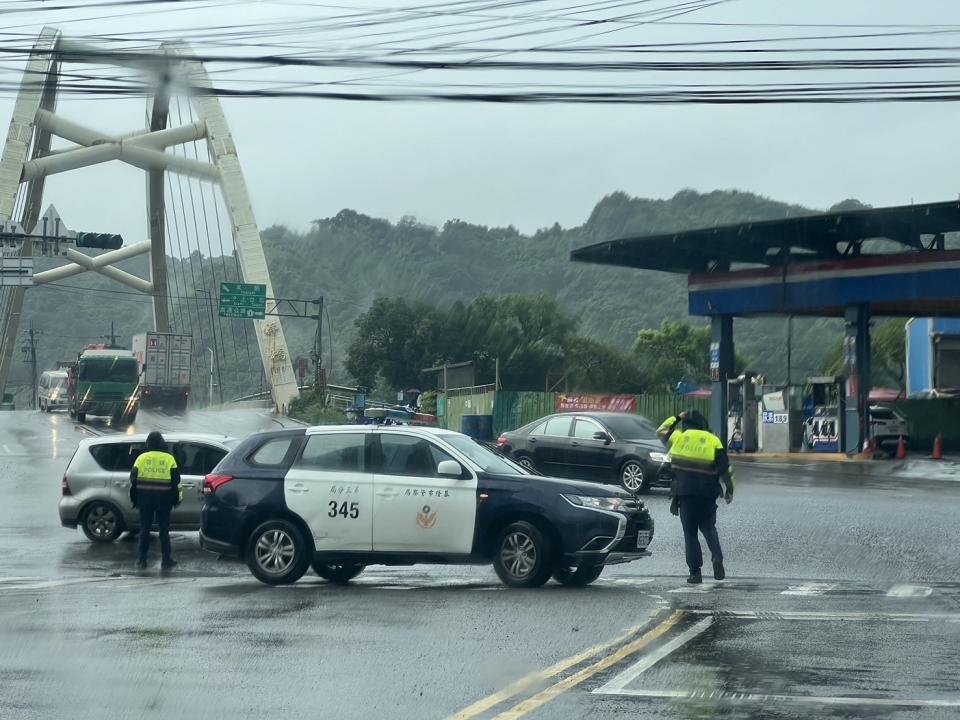 員警封鎖管制雙向通車。（記者薛秀蓮翻攝)