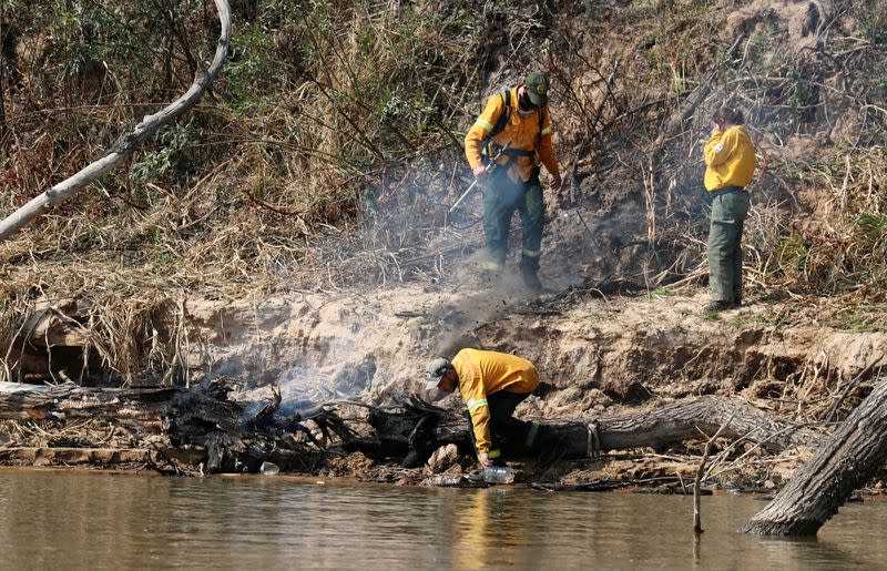 IMAGEN DE ARCHIVO: Un bombero recolecta agua en un humedal en la orilla del río Paraná cerca de la ciudad de San Lorenzo, en la provincia de Santa Fe, Argentina