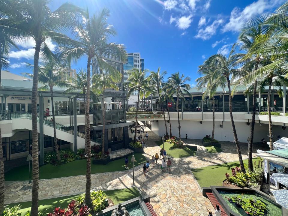 Ala Moana Center exterior courtyard