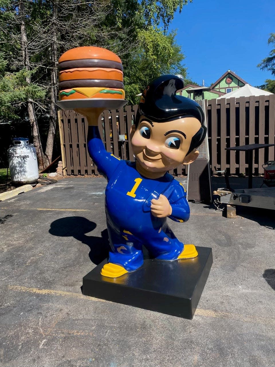 The Big Boy Restaurant Group announced this week a three-year agreement with the University of Michigan to operate a Big Boy restaurant inside the Big House and install its iconic statue, but wearing Michigan football colors.