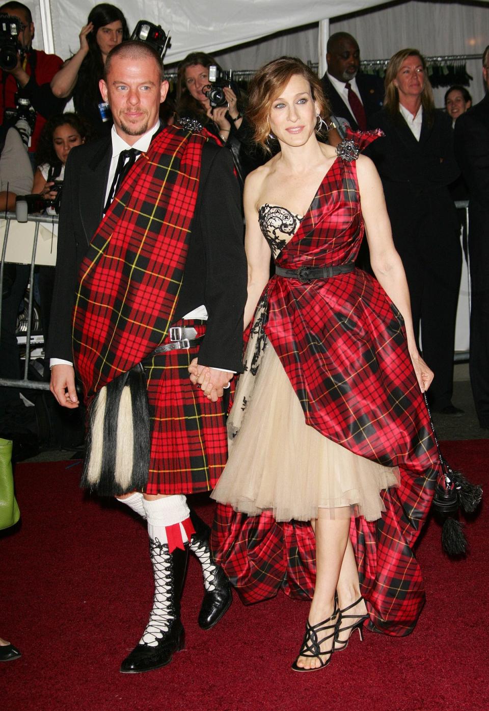 Alexander McQueen and Sarah Jessica Parker attened the Met Gala in 2006 wearing Alexander McQueen (Getty Images)