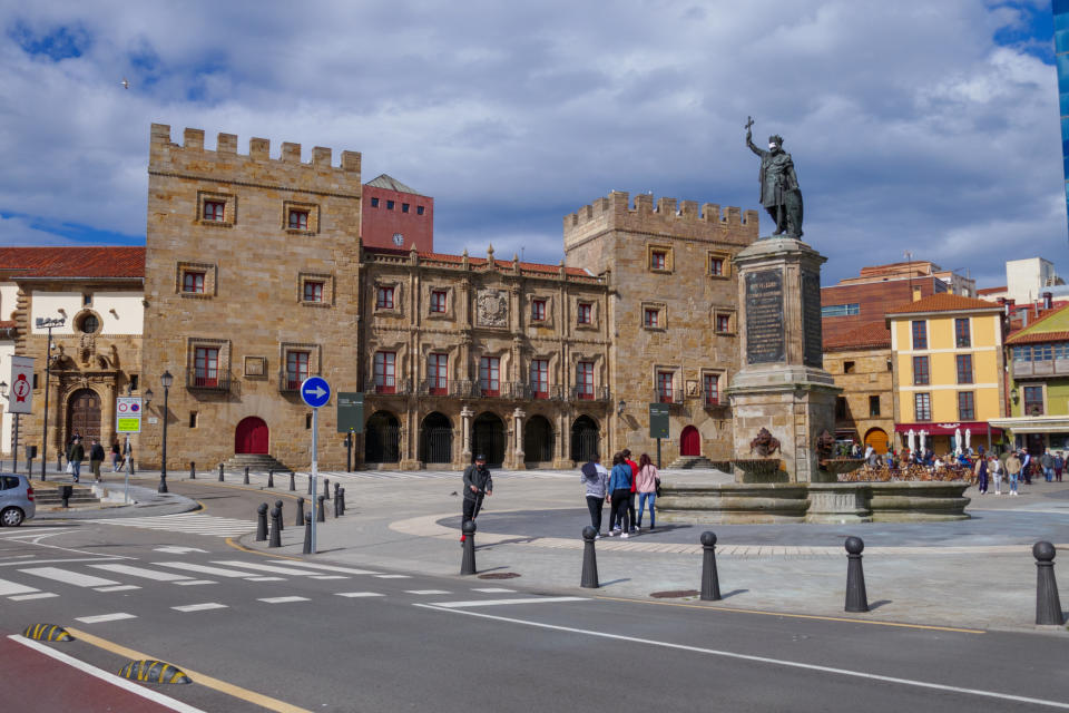 <p>Por solo tres euros, Asturias logra batir a la media de toda España. El salario medio es de <strong>1.754 euros brutos.</strong> (Getty Creative)</p> 