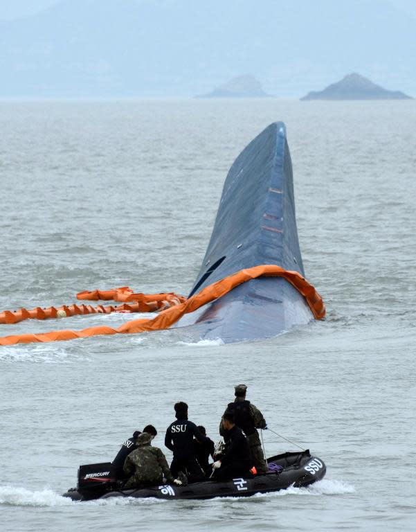 Divers prepare to search for passengers near a South Korean ferry that capsized on its way to Jeju island from Incheon, at sea some 20 kilometres off the island of Byungpoong in Jindo on April 17, 2014