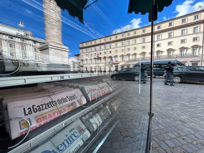 The newspaper kiosk in front of Palazzo Chigi, the official residence of the Italian heads of government, which now only has one vending machine. Christoph Sator/dpa