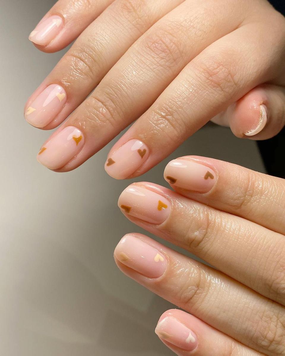 <h1 class="title">gradient hearts bridesmaid nails</h1><cite class="credit">[@sophiezaramanicurist](https://www.instagram.com/p/CZzx_uuM514/){: target="_blank"}</cite>