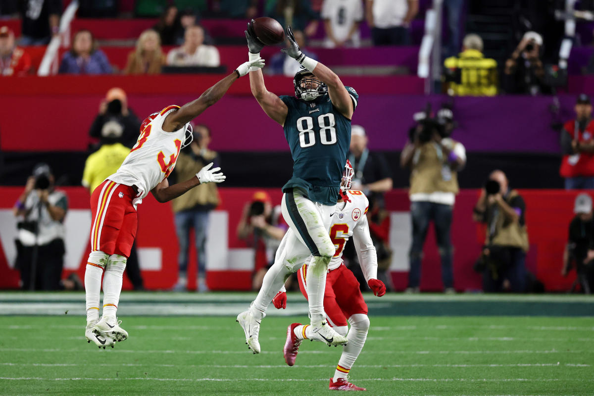 Philadelphia Eagles tight end Dallas Goedert (88) lines up for the