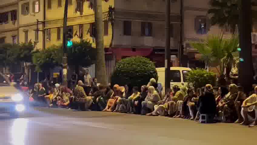 當地時間周六凌晨，摩洛哥發生強烈地震後，人們聚集在卡薩布蘭卡的街道上。(Photo by Safae Sirajeddine/picture alliance via Getty Images)