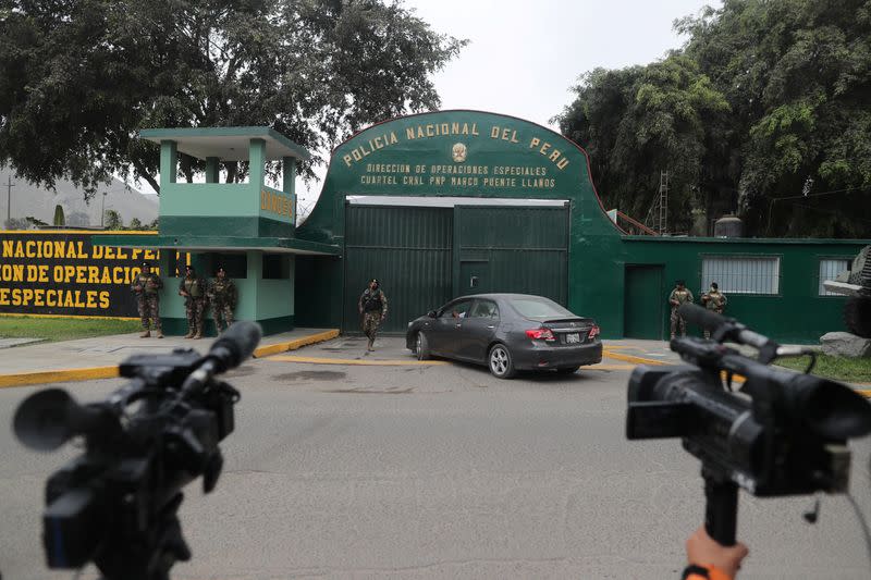 Una vista general fuera de la penitenciaría de la policía de Barbadillo, donde el ahora expresidente Pedro Castillo ha sido detenido después de ser destituido de su cargo en un juicio político, en Lima, Perú