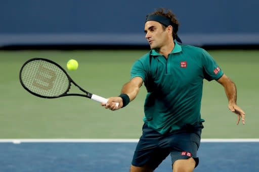 Roger Federer moves into the third round of the ATP Cincinnati Masters with a straight-sets win over Argentina's Juan Ignacio Londero