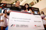 Mio, a Singapore Permanent Resident from Taiwan, wins $10,000 in cash as the winner. (Yahoo! photo)