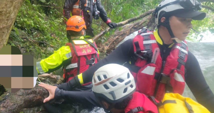 虎豹潭6人被溪水沖走，截至出稿時間已找到3人，尚有3人未被尋獲。（圖／新北市消防局提供）