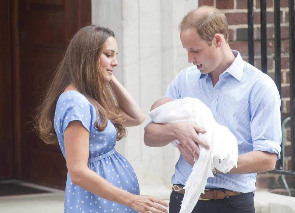 LONDON, UNITED KINGDOM - JULY 22: Catherine, Duchess of Cambridge and Prince William, Duke of Cambridge depart The Lindo Wing with their newborn son at St Mary's Hospital on July 22, 2013 in London, England. (Photo by Niki Nikolova/FilmMagic)