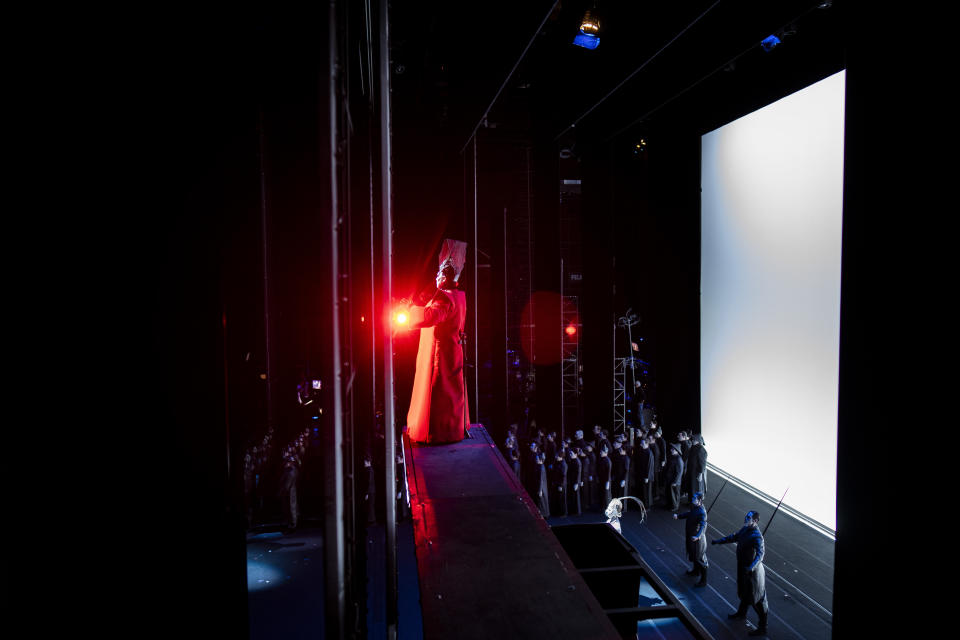 La soprano italiana Anna Pirozzi (centro) actúa durante una presentación de "Turandot", la ópera de Giacomo Puccini, en el Teatro Real de Madrid, el 14 de julio de 2023. Desde hace ocho años, el Teatro Real ofrece la retransmisión gratuita de las óperas que se representan en su escenario a pueblos y ciudades de toda España. El objetivo es incentivar el interés por la ópera y librarla de su etiqueta de elitista. (AP Foto/Bernat Armangué)