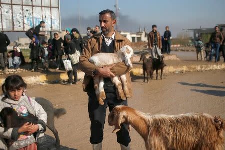 Displaced Iraqis flee their homes as Iraqi forces battle with Islamic State militants, in western Mosul, Iraq March 24, 2017. REUTERS/Suhaib Salem