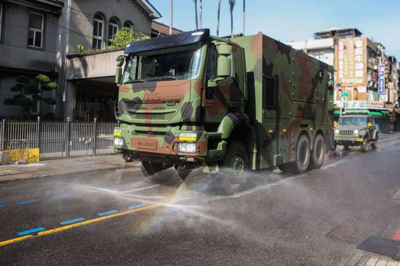 20210516-陸軍化學兵再度被啟動，先後前往華航園區諾富特飯店、新北市等處進行清消。圖為MD-105重型消毒車。（軍聞社提供）