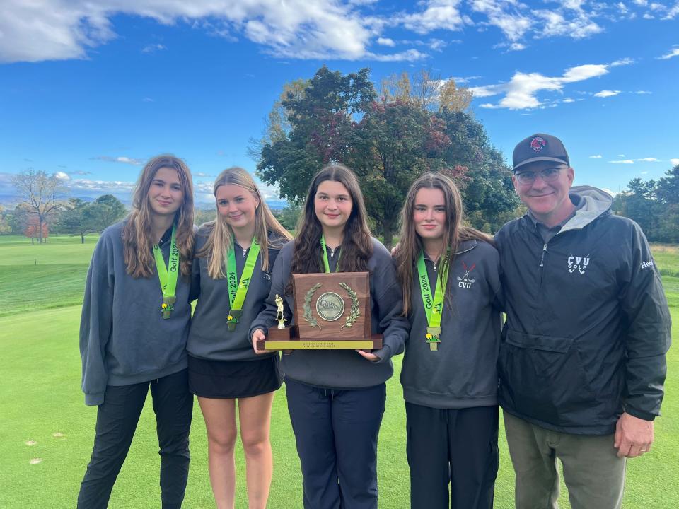 El equipo de golf femenino de la escuela secundaria Champlain Valley posa con el trofeo del primer lugar después de asegurar el campeonato del equipo DI en Burlington Country Club el martes 8 de octubre de 2024.