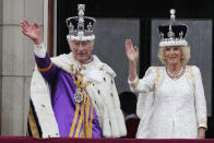 El rey Carlos III y la reina Camila de Gran Bretaña saludan a la multitud desde el balcón del Palacio de Buckingham después de su ceremonia de coronación en Londres, el sábado 6 de mayo de 2023. (Foto AP/Frank Augstein)