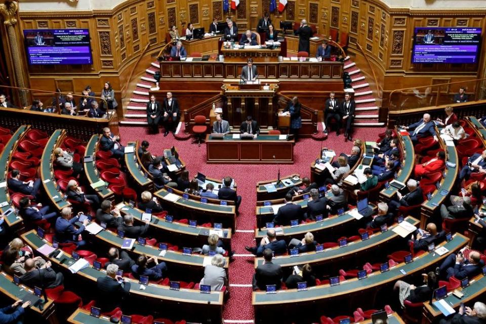 L’examen du projet de loi immigration au Sénat devait débuter le 28 mars prochain, avant un vote le 4 avril, puis un passage devant l’Assemblée nationale. 