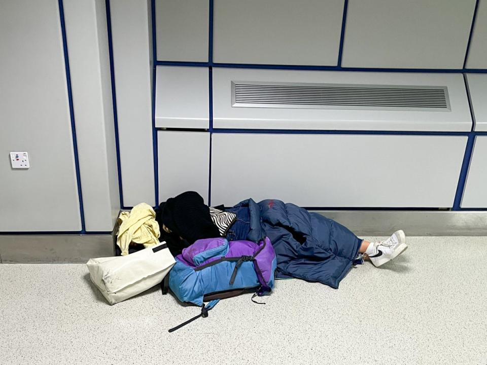 Una pasajera descansa antes de su vuelo en la Terminal 3 del aeropuerto de Manchester (Ioannis Alexopoulos/LNP)