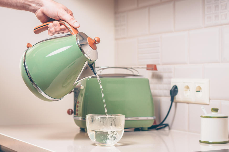 Ein Wasserkocher ist schnell und effizient, aber was sollen wir mit dem Rest des Wassers tun? (Symbolbild: Getty Images)