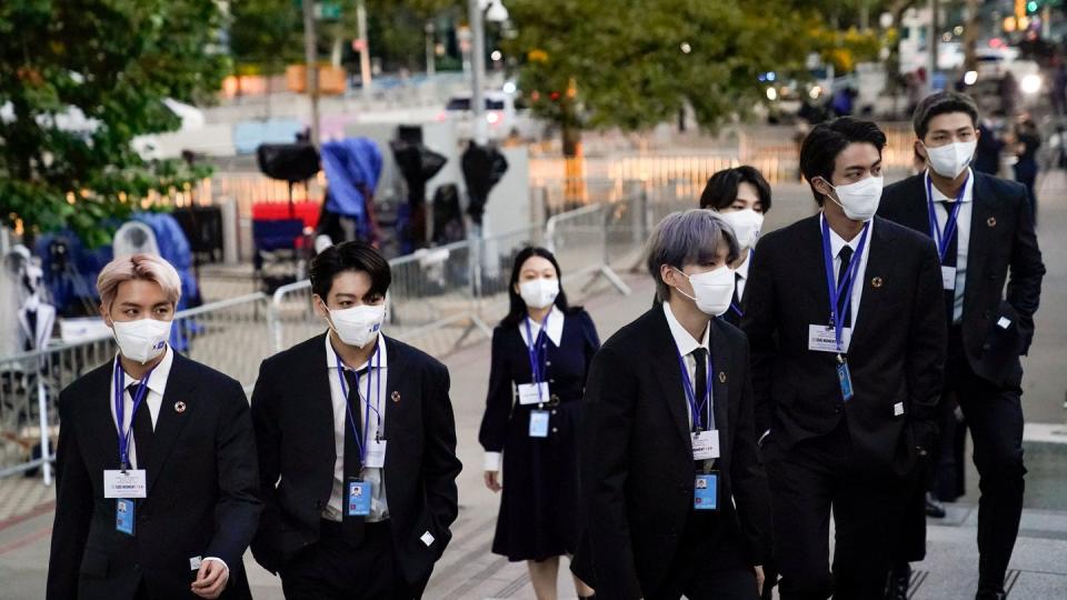 Drei Mitglieder der südkoreanischen Boyband BTS haben sich mit dem Coronavirus infiziert. (Bild: dpa)