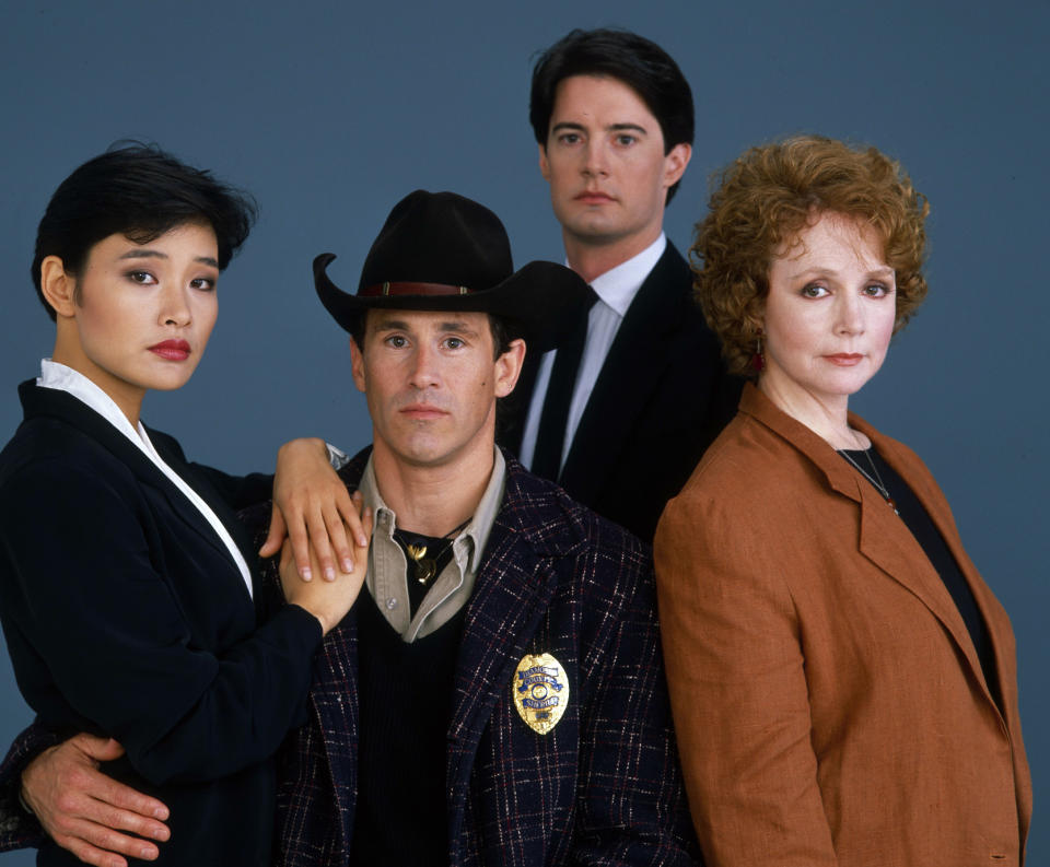 TWIN PEAKS - Pilot Gallery - Shoot Date: April 11, 1989. (Photo by Walt Disney Television via Getty Images Photo Archives/Walt Disney Television via Getty Images) JOAN CHEN;MICHAEL ONTKEAN;KYLE MACLACHLAN;PIPER LAURIE