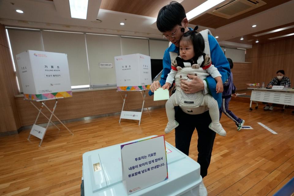 2024年4月10日，南韓首爾一個投票所，一個爸爸帶孩子去投票。美聯社