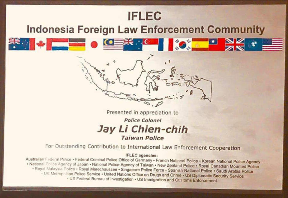 「外國駐印尼執法協會」近日頒發國際執法傑出貢獻獎給刑事局駐印尼警察聯絡官李堅志，肯定他對跨國打擊犯罪的貢獻。（中央社）