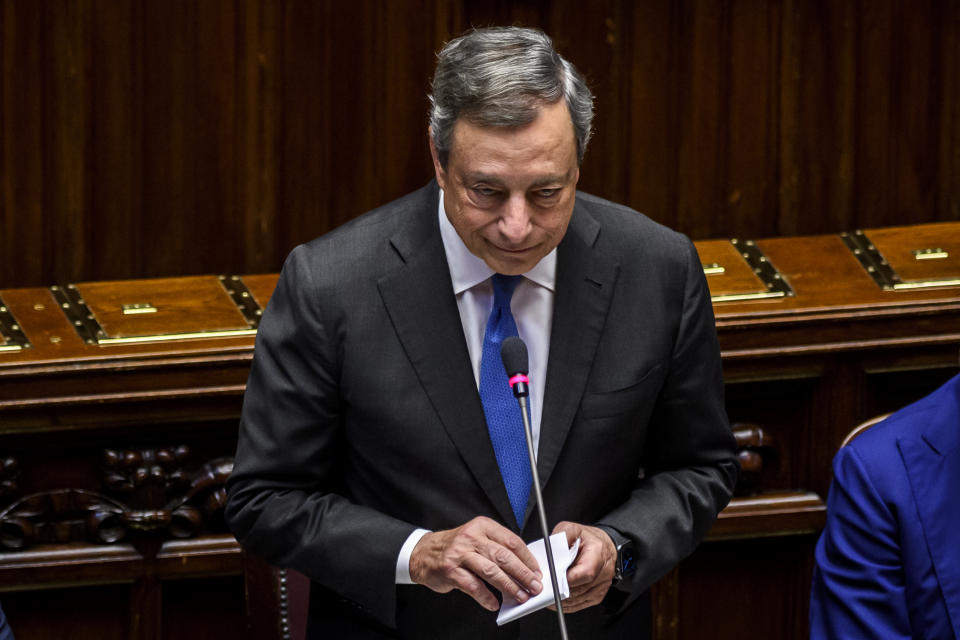 Draghi lendo sua renúncia ao Parlamento da Itália (Getty Images)