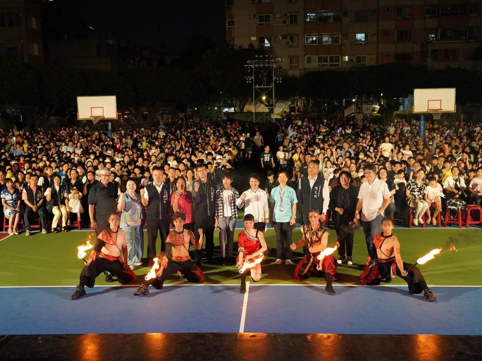 紙風車基金會與RC文化藝術基金會在台中市中華國小演出，與近4千名觀眾留下大合照。（紙風車文教基金會提供）