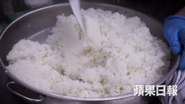 把米蒸透後，先要揮發米飯的水氣。