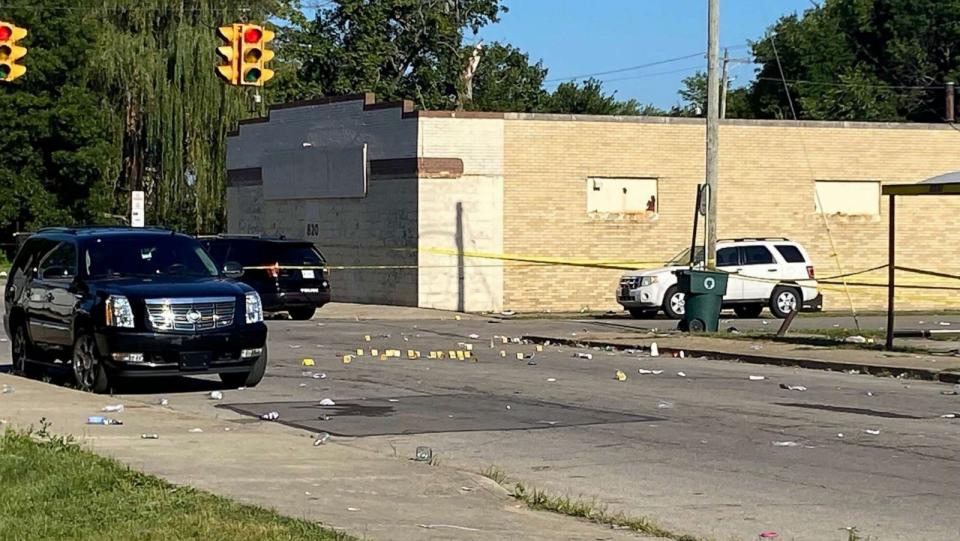 PHOTO: Muncie police remained at the scene of an early morning shooting, leaving one man dead and several other victims wounded, at Willard and Hackley streets.ne man dead and several other victims wounded, at Willard and Hackley streets. (Douglas Walker/Star Press / USA)