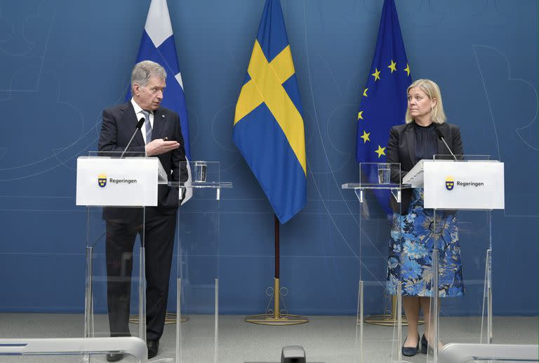 17 de mayo de 2022, Suecia, Estocolmo: La primera ministra sueca, Magdalena Andersson y el presidente finlandés, Sauli Niinisto, asisten a una rueda de prensa conjunta.