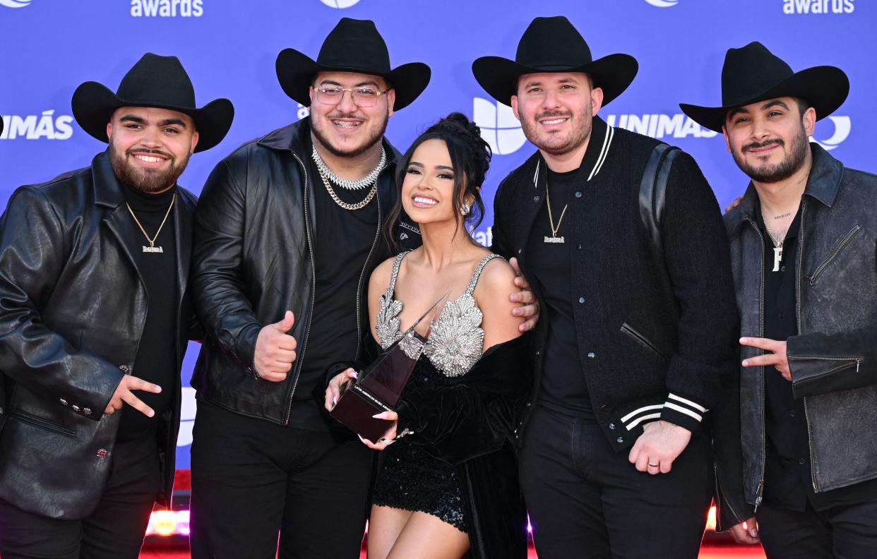 Latin AMAs 2023: Becky G fue vestida de gala y recibió su primer premio en la alfombra, mientras que los integrantes de Grupo Frontera no vistieron nada especial. (ROBYN BECK/AFP via Getty Images)