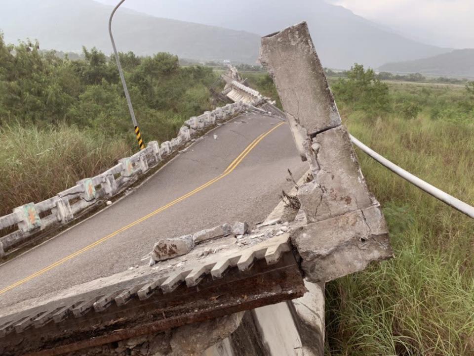 高寮大橋毀損嚴重，影響當地交通甚鉅。（花蓮縣政府提供）