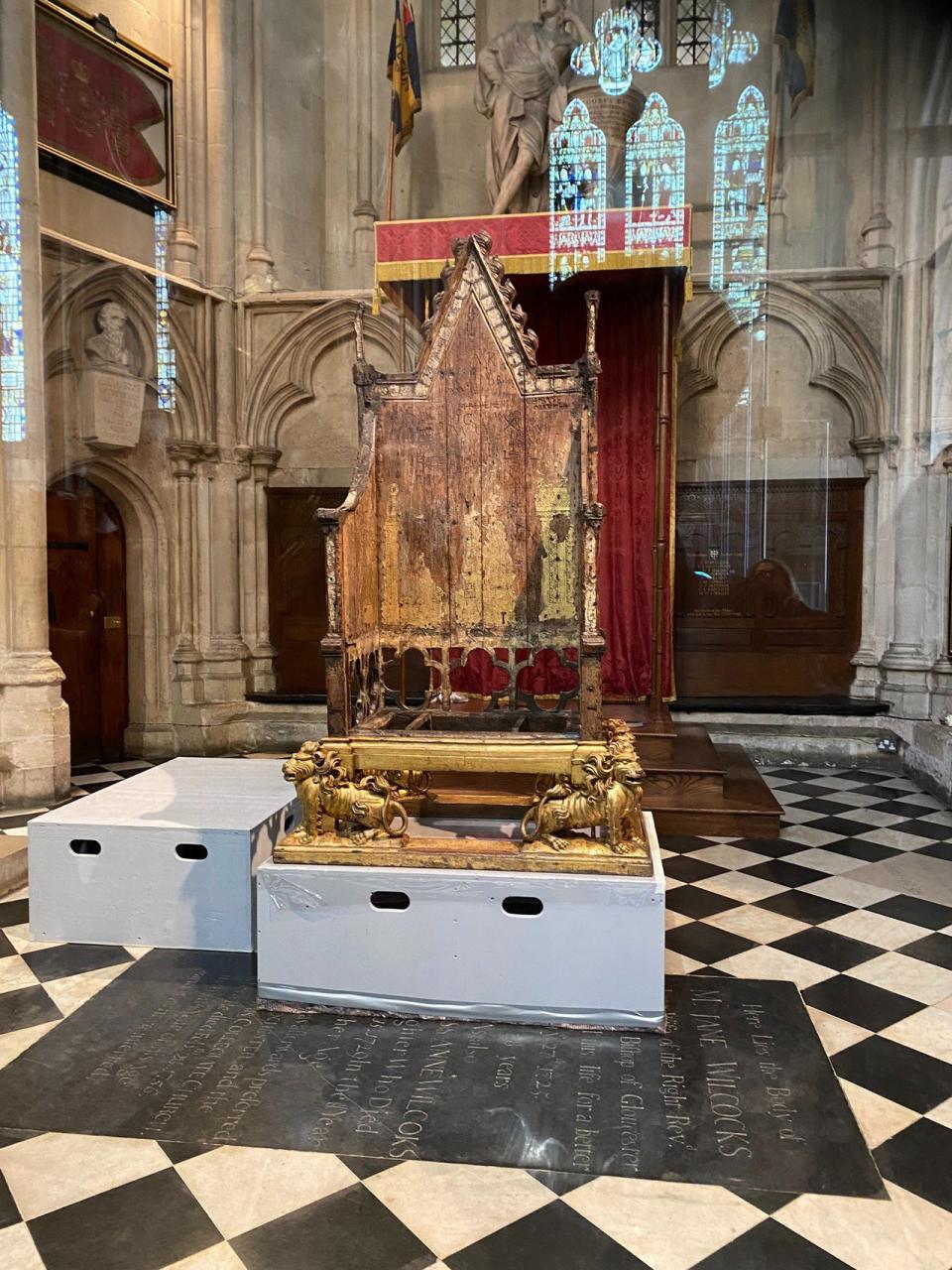 數百年來，英國國王或女王接受加冕和塗油禮時，都得坐在這張平常擺放在西敏寺的聖愛德華寶座；這張加冕椅由愛德華一世於1296年委託製造。（記者張宗智／攝影）