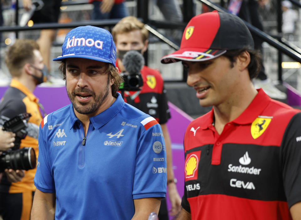 Formula One F1 - Saudi Arabia Grand Prix - Jeddah Corniche Circuit, Jeddah, Saudi Arabia - March 27, 2022 Alpine's Fernando Alonso and Ferrari's Carlos Sainz Jr. before the race REUTERS/Hamad I Mohammed