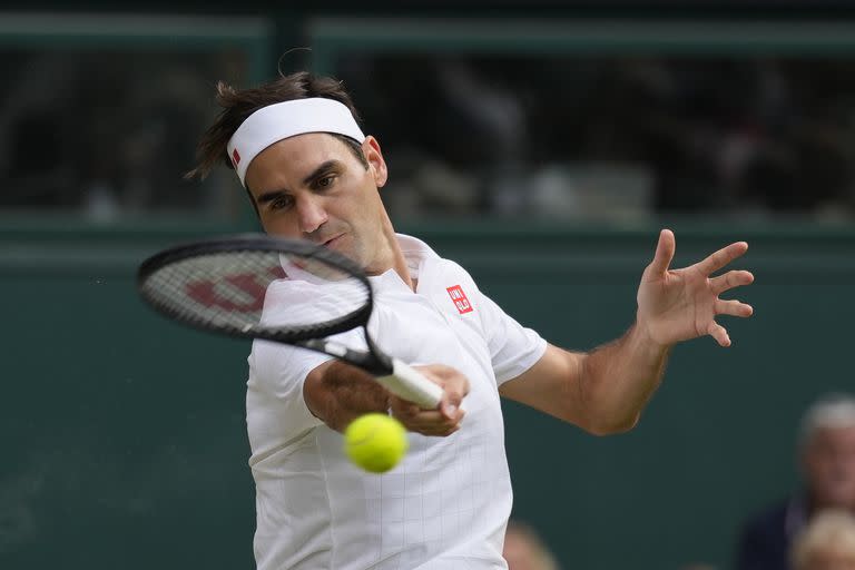 Roger Federer juega contra el polaco Hubert Hurkacz durante el partido de cuartos de final de individuales masculinos el noveno día del Campeonato de Tenis de Wimbledon en Londres, el 7 de julio de 2021. 