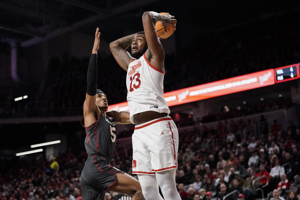 Cincinnati forward Jamille Reynolds, right, prepares to dunk as Oklahoma guard Rivaldo Soares, left, defends during the first half of an NCAA college basketball game, Saturday, Jan. 20, 2024, in Cincinnati. (AP Photo/Joshua A. Bickel)