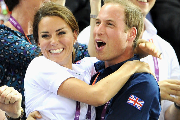 Große Gefühle bei Prinz William und seiner Kate! Als das britische Rennradteam Gold holte, fielen sich die beiden in die Arme. So verliebt haben wir die royalen Turteltauben noch nie gesehen!