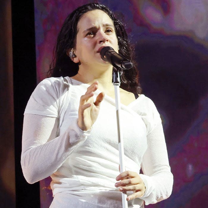 Rosalía llorando