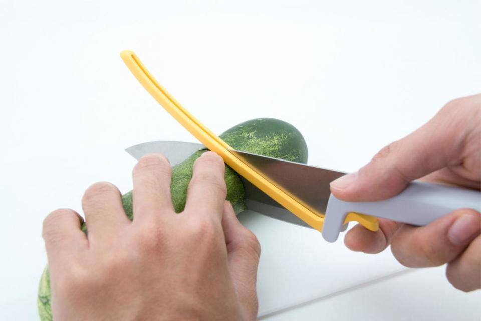 The kitchenware helps people with visual impairments use things like knives safely (James Dyson Award)