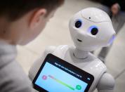 <p>Der Roboter „Pepper“ spricht in einem Kaufhaus in Stuttgart mit einem Besucher. „Pepper“ wird von der französischen Firma Aldebaran Robotics hergestellt und kann sprechen, gestikulieren und auf Bewegungen reagieren. Besucher können außerdem mit ihm für Fotos posieren und Schere-Stein-Papier spielen. (Bild: Sina Schuldt/dpa) </p>