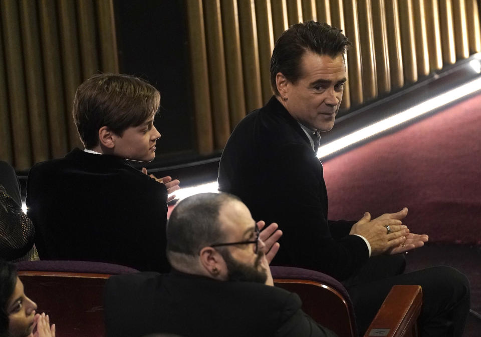 Colin Farrell, derecha, y Henry Tadeusz Farrell entre el público en los Oscar el domingo 12 de marzo de 2023 en el Teatro Dolby en Los Angeles. (Foto AP/Chris Pizzello)