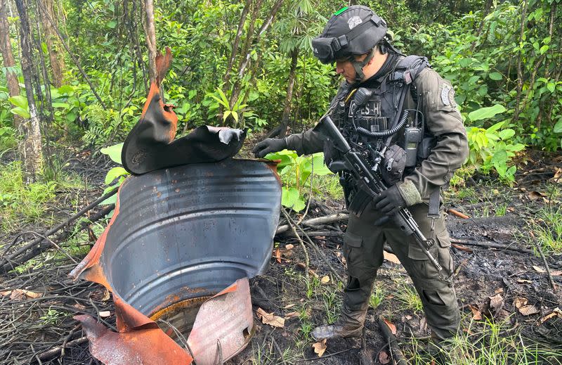 Imagen de archivo de un miembro del Grupo de Operaciones Especiales de la policía inspeccionando una zona en la que, según las autoridades, operaba una refinería ilegal de petróleo para procesar pasta de coca en Tumaco, Colombia.