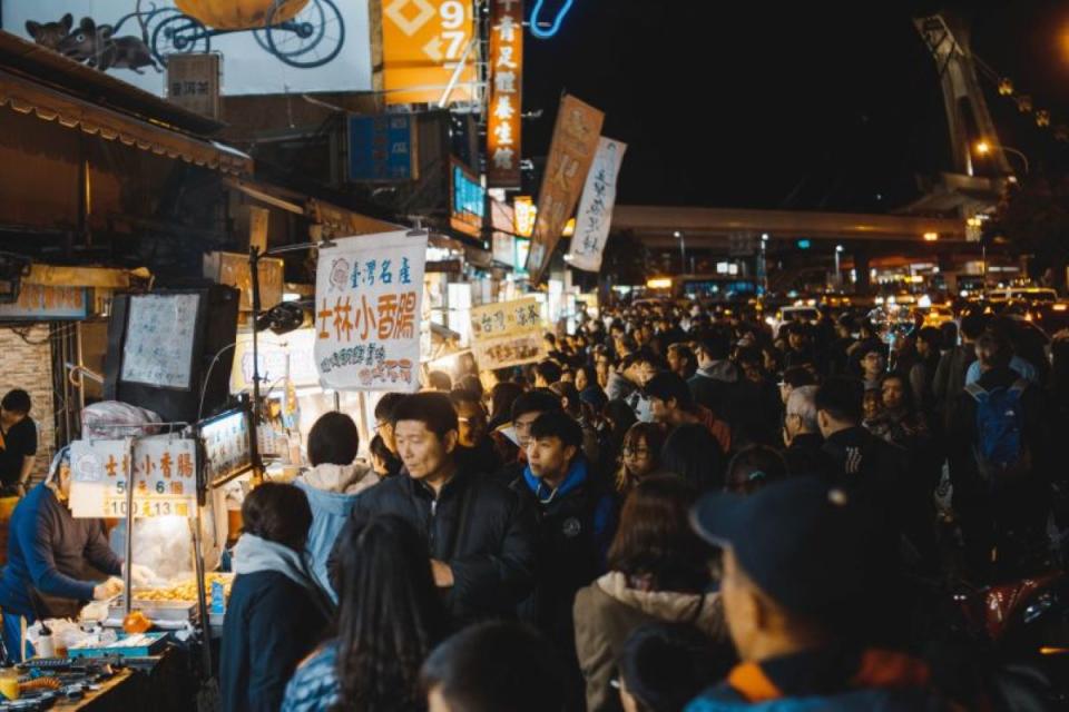 ▲台灣夜市相當多，就有網友好奇詢問「純論賣吃的，台北哪個夜市最頂？」而引來在地人熱議。（示意圖，圖中人物與本文無關／取自unsplash）