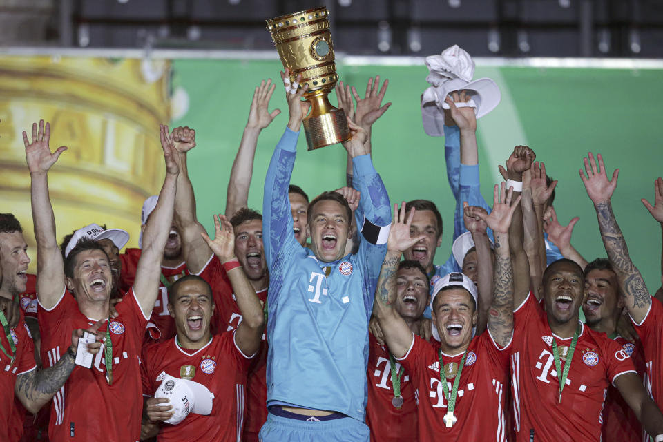 Los jugadores del Bayern Múnich festejan luego de ganar la Copa de Alemania, tras imponerse al Bayer Leverkusen en la final del sábado 4 de julio de 2020 (AP Foto/Michael Sohn)