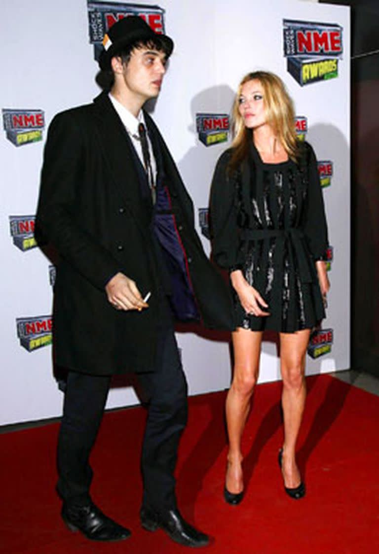 
La supermodel Kate Moss salió con su novio el polémico músico inglés Pete Doherty para los NME Awards en Londres.