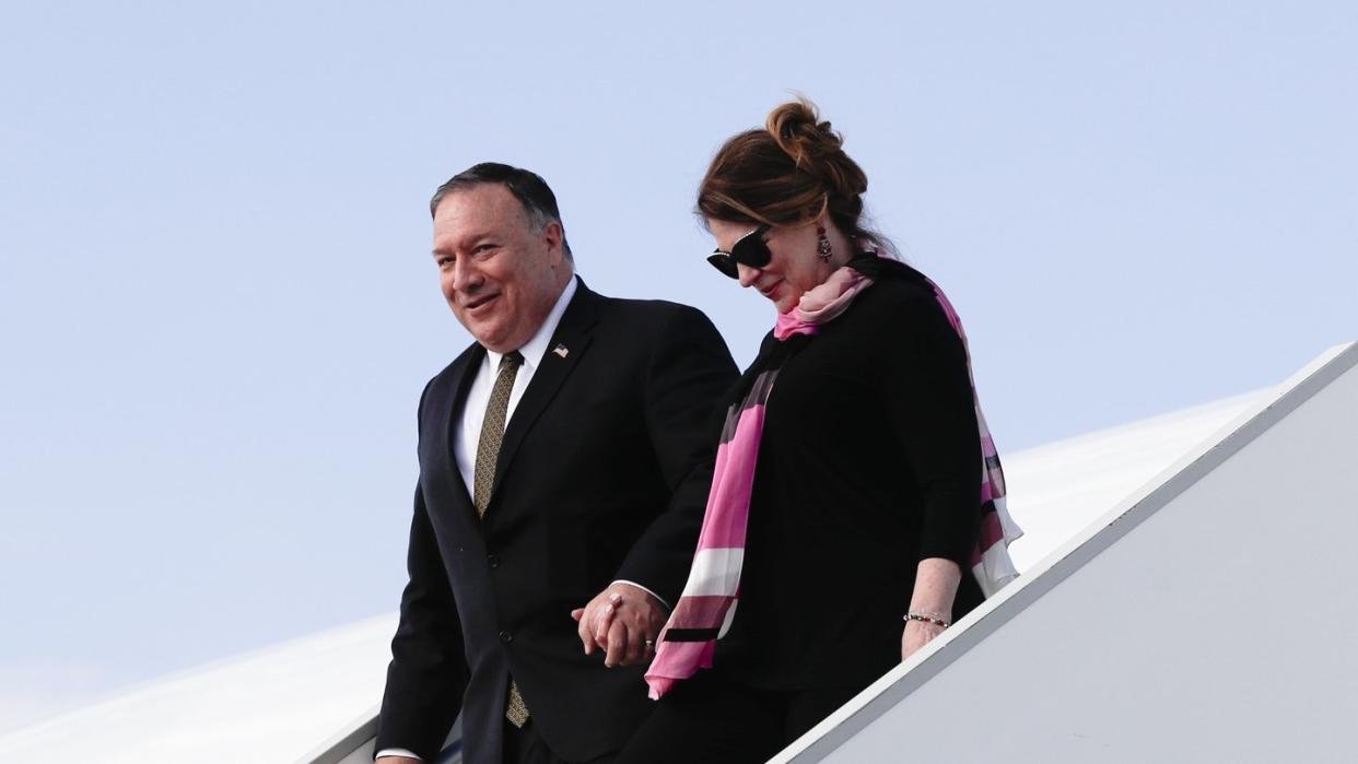 Der US-Außenminister Mike Pompeo und seine Frau Susan steigen am Prager Flughafen aus dem Flugzeug.